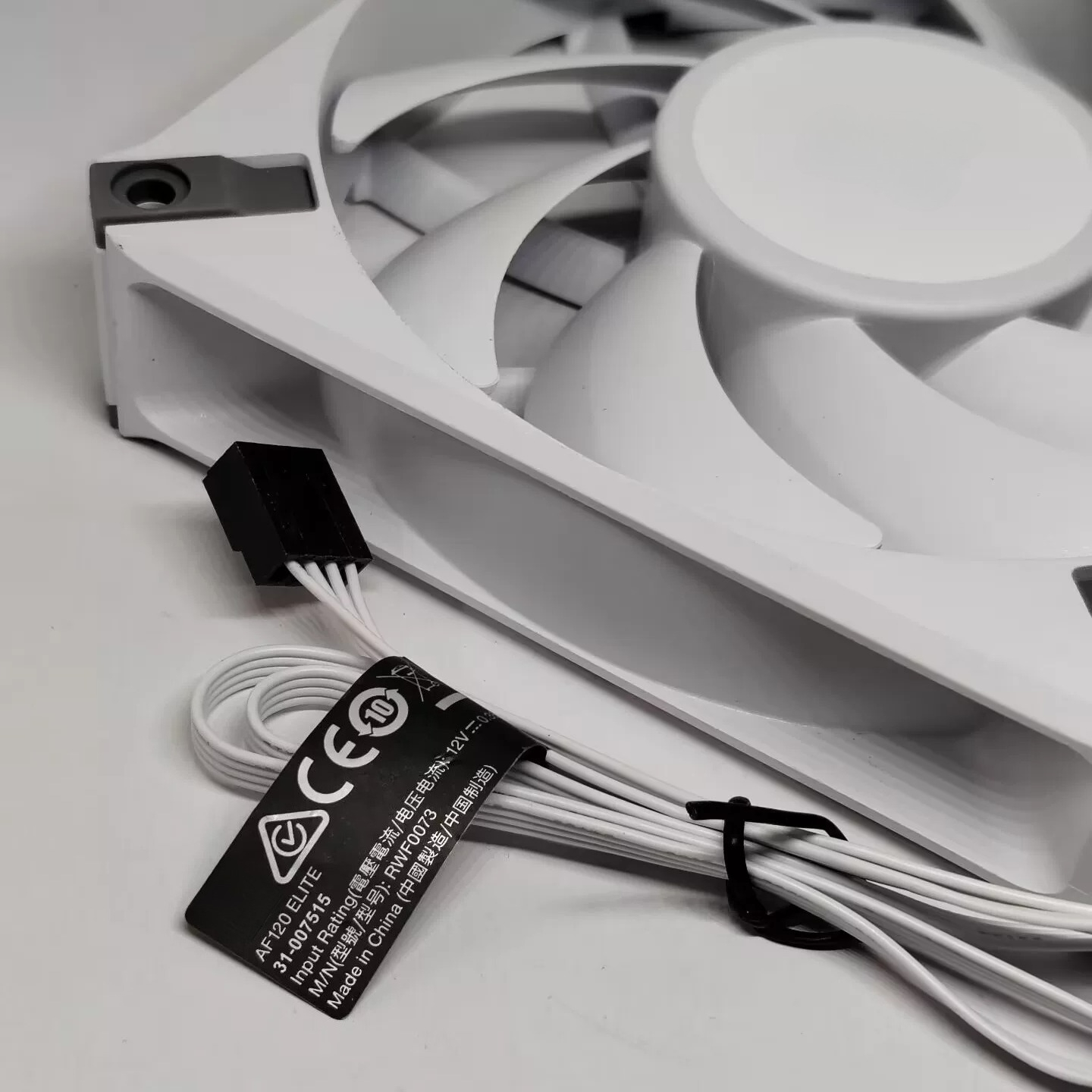 مروحة كورسير AF120 ELITE صامتة - مراجعة Case Fan Controller وسعره